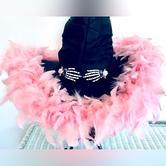 Black, witchhat, pink feathered brim & Baby bone hands. 19" x 19" - Picture 16 of 16